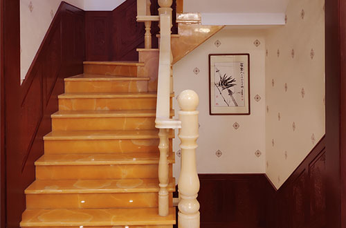 和庆镇中式别墅室内汉白玉石楼梯的定制安装装饰效果